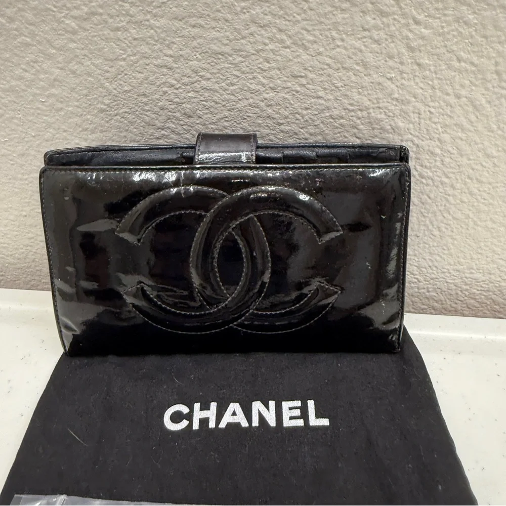 CHANEL Patent Leather Long wallet Black Gorgeous